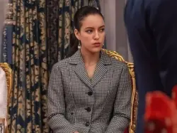 في احترام تام لقانون السير.. الأميرة لالة خديجة تخطف الأنظار في شوارع الرباط بعد حصولها على "البيرمي"