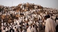 الحجاج يقفون على صعيد عرفات لأداء الركن الأعظم للحج