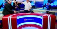 بالفيديو.. إصابة مذيعة بالرعب بعد مشاجرة ضيفيها على الهواء