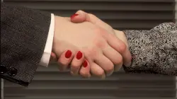 هل تُعتبر المصافحة بين المرأة وزميلها في العمل محرّمة شرعًا؟ فتوى صادمة تُغيّر النظرة التقليدية! (فيديو)