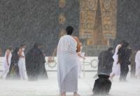 هطول أمطار غزيرة على المسجد الحرام(فيديو)
