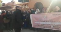 بالفيديو... عاملات النظافة يخرجن في مسيرة احتجاجية ويرفضن 700 درهم كراتب شهري ونقابي يفجرها في وجه وزارة التعليم!
