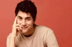 فيديو صادم.. سقوط شجرة على ممثل تركي شهير يُدخله في غيبوبة خطيرة