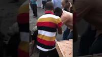 صادم .. شاهد كيف تمت عملية توزيع إفطار في الكويت