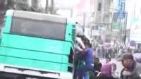 خطير ..شاهد كيف يصعد بعض المغاربة حافلات النقل ' الحضري '