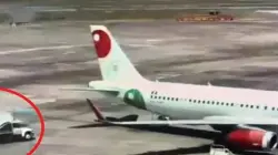 بالفيديو....سيارة تصطدم بطائرة متوقفة وتحطمها