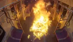 فيديو مرعب داخل عربة مترو .. محاولة إحراق جماعية كادت تتحول إلى كارثة