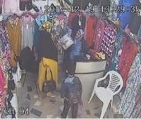 يتظاهر بالسؤال عن الثمن ثم يسرق هاتف صاحبة المحل