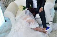 عروس تغسل قدم عريسها تشعل مواقع التواصل الاجتماعي