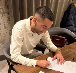 حكيم زياش يرتدي القميص الأحمر رسميًا ورئيس الوداد يشعل مواقع التواصل