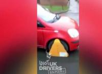 بالفيديو: احتجزت سيارته بسبب الضرائب فقام بتحطيمها