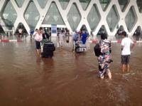 بالصور : مطار مراكش المنارة يتحول إلى شبه بركة عائمة بسبب أمطار رعدية فجائية