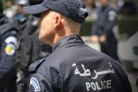 بسبب ظروفه الاجتماعية.. شرطي جزائري شاب يقف أمام مركز أمني ويطلق النار على نفسه