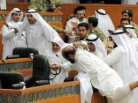 عراك بالأيدي بين نواب في مجلس الأمة الكويتي