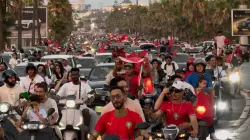 ما لم تنقله شاشات التلفزيون: بيضاويون يحولون كورنيش عين الذياب إلى أمواج بشرية احتفالا بثلاثية الأسود