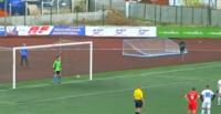 لاعب كرة قدم روسي يسجل ركلة جزاء بطريقة خيالية (فيديو)