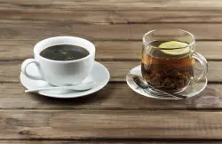 بين القهوة والشاي… أيهما يمنحك بداية أفضل ليومك؟