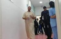 هذا مصير الشخص الذي التقط صورة لـ"الزفزافي" خلال زيارته لوالده بالمستشفى