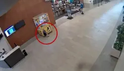 طفل يتسلل إلى ماكينة ألعاب للحصول على دمية.. والإنقاذ يتدخل بسرعة