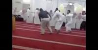 بالفيديو.. مشاجرة بالمصاحف داخل مسجد بالرياض