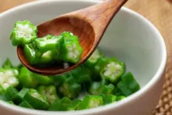 البامية والحلبة: سلاح نباتي جديد لإزالة البلاستيك الدقيق من المياه