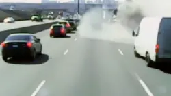 سائق سيارة يتسبب في انقلاب شاحنة في الامارات