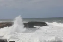 الأرصاد الجوية تحذر.. أمواج عاتية تضرب السواحل الأطلسية من طنجة إلى أكادير ابتداء من يوم غد الجمعة