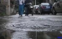 بالفيديو ... شاهد شاباً يوقع حبيبته بحفرة الصرف الصحي