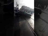 بالفيديو:اعتقال شخص سرق سيارة وحاول إضرام النار في جسده بالرباط