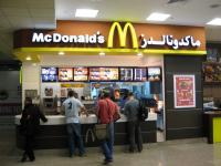 قوة مواقع التواصل  : " ماكدونالدز " يحصد خسائر كبيرة جدا في زمن قياسي بسبب " متسول "