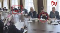 في لقطة طريفة .. الوفا يحاول تثبيت الشارة وتلتقطه الكاميرا وصديقه يحاول التغطية عليه