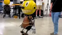 "كوزمو": روبوت حقيقي يدخل عالم نتفليكس من قلب جامعة أمريكية