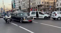 طاكسيات بشارع محمد السادس تربك حركة المرور وتعرقل مرور الموكب الملكي بدرب السلطان