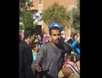 فضيحة بالفيديو..تلاميذ وأولياءهم يحتجون أمام مديرية التعليم ويفضحون تلاعبات خطيرة بمليون محفظة ويستنجدون بالملك