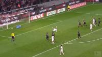 حارس "ماكر" ينصب فخا لمهاجم في الدوري الألماني (فيديو)