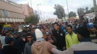 صورة .. جنازة الشقيقتين اللتين توفيتا غرقا بحفرة للصرف الصحي بـ"الكارة" تتحول إلى مسيرة شعبية