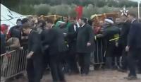 الملك محمد السادس في الوحل من اجل مصافحة شعبه