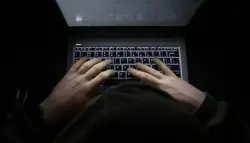 كشف هوية مؤسس "أشهر موقع للنميمة والتنمر" يشعل جدلاً واسعاً في بريطانيا