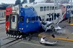 بالفيديو..نجاة سائق بأعجوبة قبل اصطدام قطار بسيارته العالقة بين الحواجز