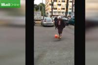 بالفيديو: عجوز تتحدى ميسي في "مهاراتها الكروية"
