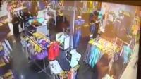 فيديو صادم لسيدة سارقة تخطف طفلة وتسرق ذهبها بالسعودية