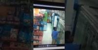 بالفيديو.. لحظة طعن شخص متسوق داخل سوبر ماركت بمكة المكرمة