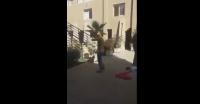 بالفيديو: مغربي يتعرى داخل مقر جماعة بعد مصادرة سلعة والده