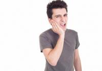 الاسنان الحساسة لماذا نصاب بها وما أفضل علاج لها