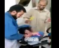 بالفيديو: رجل  يُهدىء طفلاً خائفاً من قص شعره "بالضرب" في صالون حلاقة