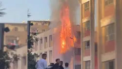 بالفيديو .. ألعاب نارية تُشعل حريقاً خلال صلاة العيد وتحوّل الفرح إلى فزع