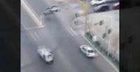 سيارات ترتفع في الهواء دون سبب معلوم بالعراق (فيديو)