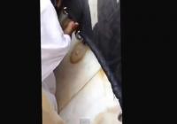 معتمرون يسرقون خيوط من كسوة الكعبة