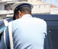 سائق سيارة يعربد على شرطي مرور و يتركها و يفر والسبب...