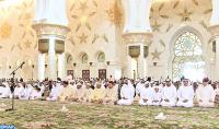 الملك محمد السادس يؤدي صلاة الجمعة رفقة ولي عهد أبوظبي بمسجد الشيخ زايد
